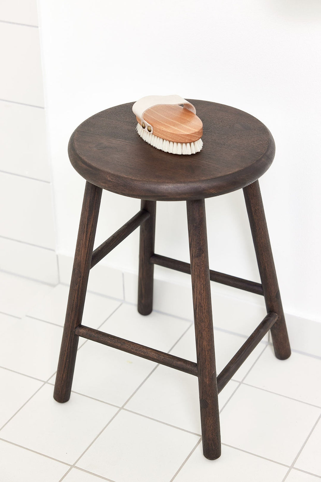 Moto Stool - Low in Dark 2